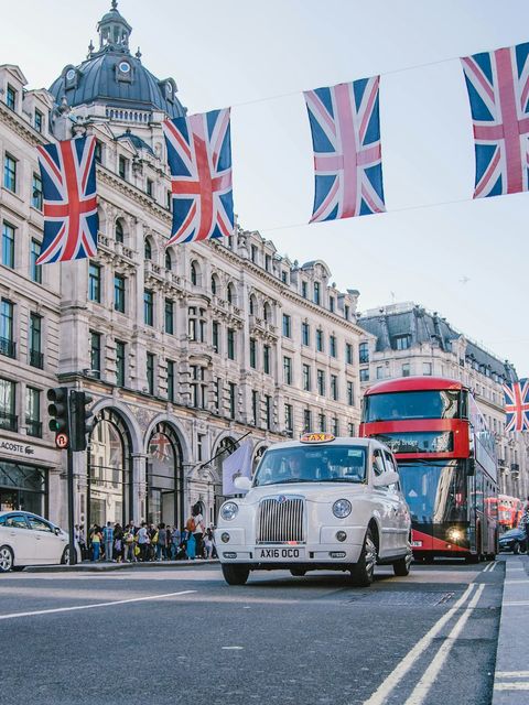 Eine Londoner Straße mit Union-Jack-Flaggen