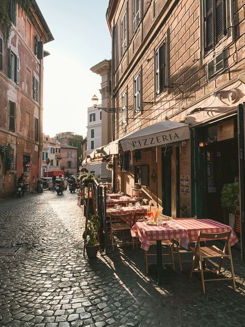 Eine Trattoria in einer Kopfsteingasse in Rom